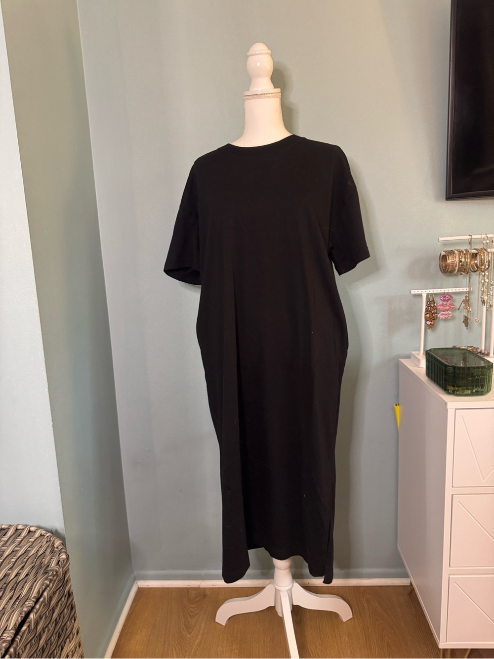 H&M Classic Black Short-Sleeve Tee Shirt Casual Midi Dress medium